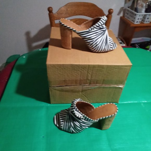 Ladies Black/White PinstripnHeels - Picture 1 of 4